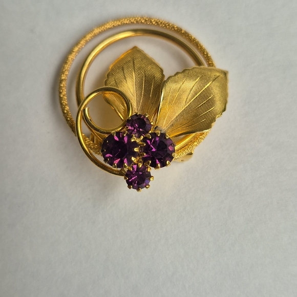 Jewelry - Brooch. Dark purple rhinestones. Vintage cluster